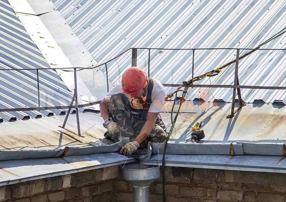 Монтаж водостоков и воздуховодов